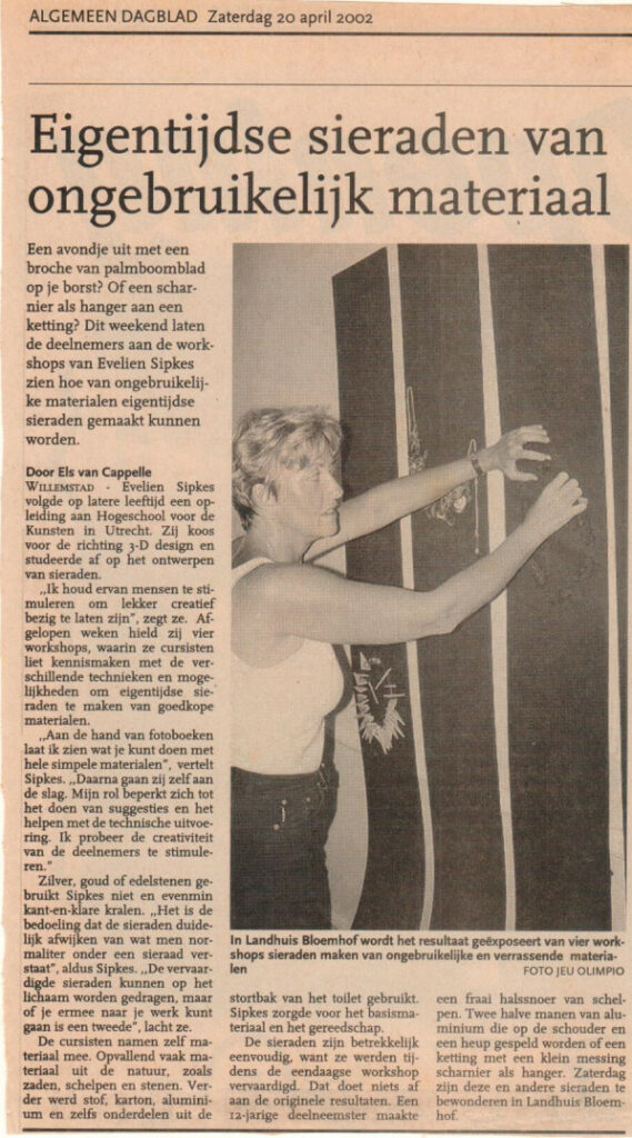 2002 04 Algemeen Dagblad 'Eigentijdse sieraden van ongebruikelijk materiaal'