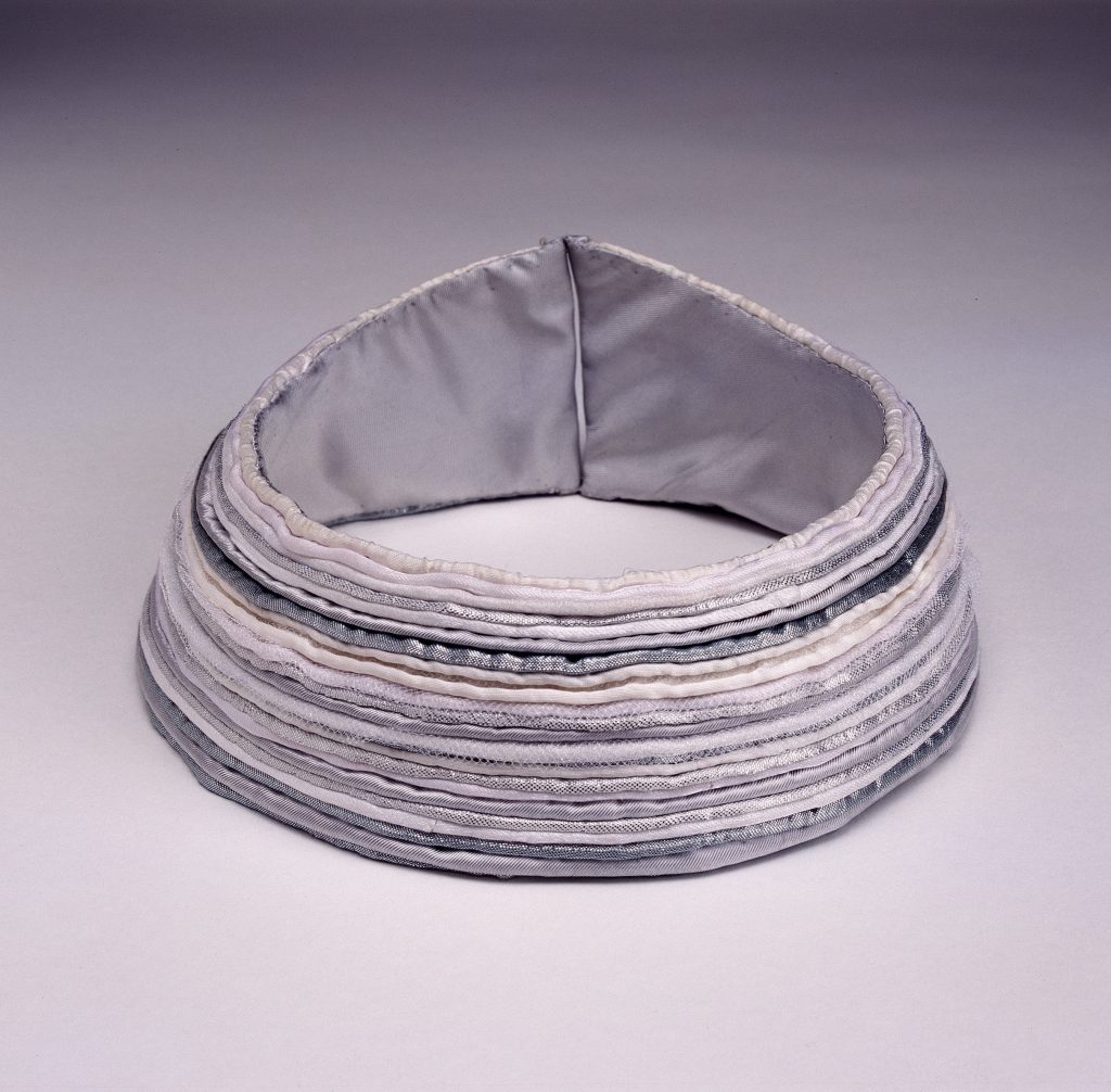 2003 'Moon', various fabrics, silver wire, 7x o 15cm