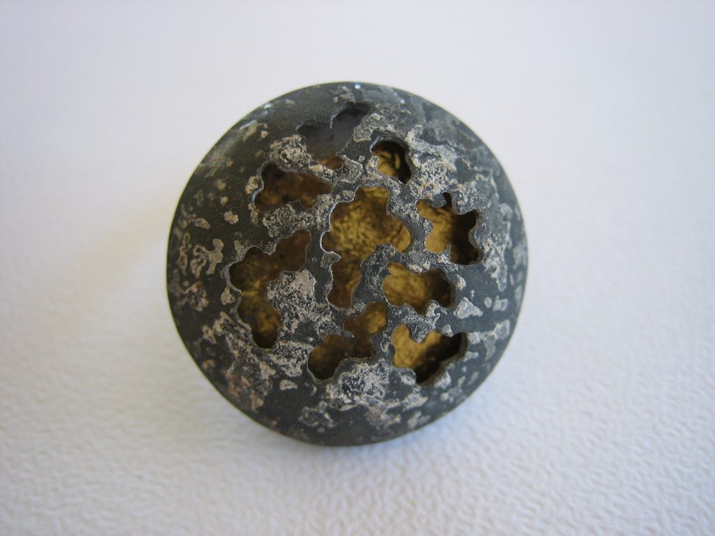 2005 zinc, gold leaf, o2,4cm