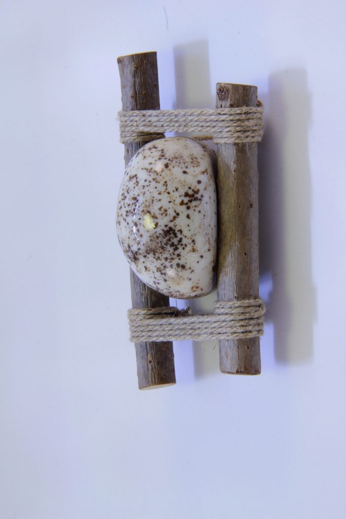 2014 broche wood, porcelain, rope, h 8cm