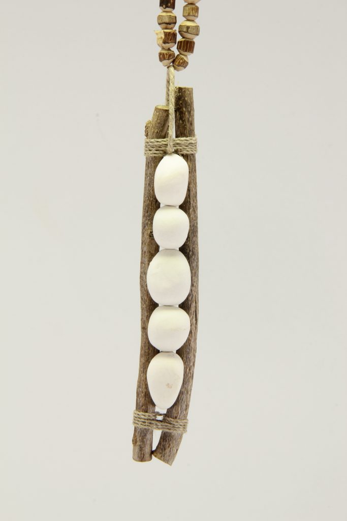 2014 porcelain, wood, linen h12,5cm